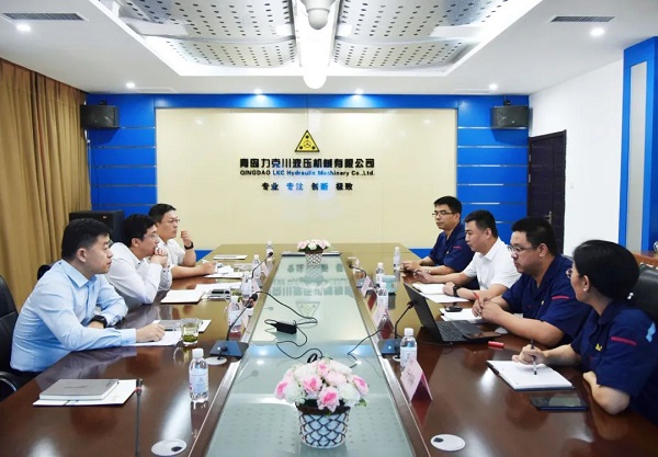 為高質(zhì)量發(fā)展賦能！青島高新區(qū)李天傳主任至力克川液壓調(diào)研2.jpg